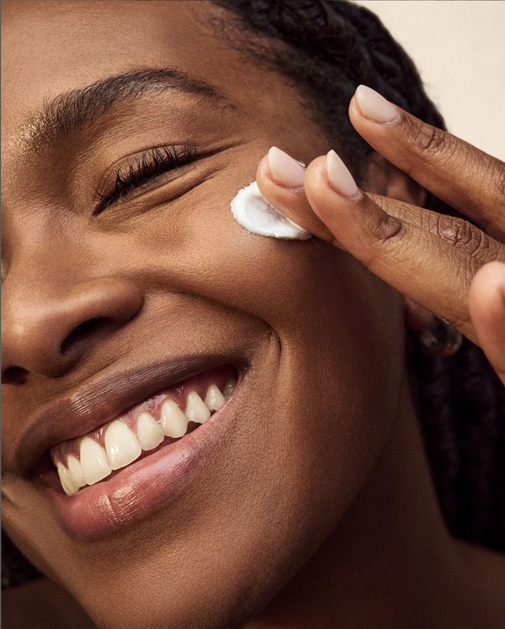 Aplicação tópica de creme medicinal